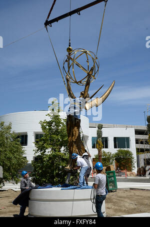 North Hollywood CA. Xv Apr, 2016. Il più grande del mondo di Emmy statuetta come fa il suo ora-lungo viaggio lungo la California Highway 101 da est di Los Angeles per la sua nuova casa a la Television Academy di North Hollywood campus. A quasi un anno di preparazione, il 18-piedi alti, 1750 pound golden Emmy replica raffigura l'alata musa dell' arte tenendo un atomo di elettroni. Cast in silicio puro bronzo, ella era faticosamente creato da 45 artigiani separato. Credito: ZUMA Press, Inc./Alamy Live News Foto Stock