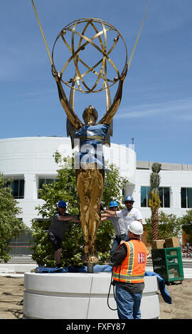 North Hollywood CA. Xv Apr, 2016. Il più grande del mondo di Emmy statuetta come fa il suo ora-lungo viaggio lungo la California Highway 101 da est di Los Angeles per la sua nuova casa a la Television Academy di North Hollywood campus. A quasi un anno di preparazione, il 18-piedi alti, 1750 pound golden Emmy replica raffigura l'alata musa dell' arte tenendo un atomo di elettroni. Cast in silicio puro bronzo, ella era faticosamente creato da 45 artigiani separato. Credito: ZUMA Press, Inc./Alamy Live News Foto Stock