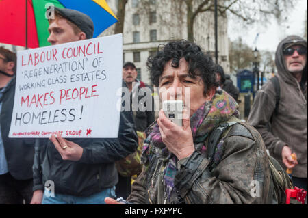 Londra, Regno Unito. Il 15 aprile, 2016. Un altoparlante all'inizio del mese di marzo per il Homelss condanna sia il governo che il lavoro dei consigli locali per rendere le persone senzatetto. Piuttosto che affrontare la crisi abitativa che stanno rendendo la peggio. Foto Stock