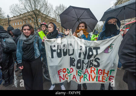 Londra, Regno Unito. Il 15 aprile, 2016. Gli attivisti di tenere un banner "Cibo non bombe - il cibo è un diritto, non un privilegio' all' inizio del mese di marzo con i senzatetto portato mediante azione diretta del gruppo cucina strade che che supporta senzatetto sulle strade di Londra. Peter Marshall / Alamy Live News Foto Stock