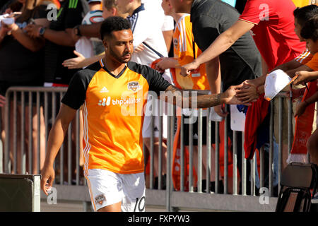 Houston, TX, Stati Uniti d'America. Xv Apr, 2016. Houston Dynamo avanti Giles Barnes (10) scuote le mani con i tifosi prima della MLS di stagione regolare corrispondenza tra la Houston Dynamo e il Los Angeles Galaxy di BBVA Compass Stadium di Houston, TX. Immagine di credito: Erik Williams/Cal Sport Media. Credito: csm/Alamy Live News Foto Stock