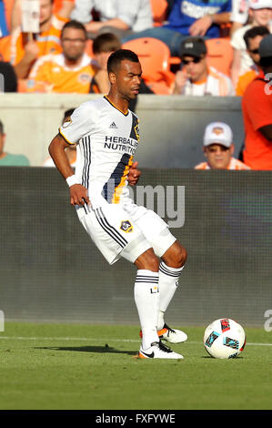 Houston, TX, Stati Uniti d'America. Xv Apr, 2016. Los Angeles Galaxy defender Ashley Cole (3) passa ad un compagno di squadra durante la MLS di stagione regolare corrispondenza tra la Houston Dynamo e il Los Angeles Galaxy di BBVA Compass Stadium di Houston, TX. Immagine di credito: Erik Williams/Cal Sport Media. Credito: csm/Alamy Live News Foto Stock