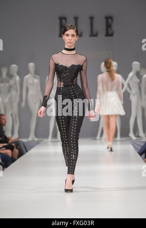 Budapest, Ungheria. Xv Apr, 2016. Un modello presenta una creazione dal designer ungherese Nora Sarman durante Elle Fashion Show a Budapest, Ungheria, 15 aprile 2016. © Attila Volgyi/Xinhua/Alamy Live News Foto Stock