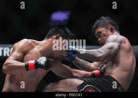 Pasay City, Filippine. Xv Apr, 2016. Honorio Banario (L) e Vaugh Donayre delle Filippine lotta durante la loro leggerezza corrispondono in un campionato in Pasay City, Filippine, 15 aprile 2016. Banario vinto mediante decisione unanime. Credito: Rouelle Umali/Xinhua/Alamy Live News Foto Stock