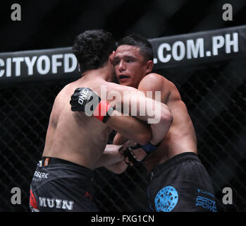 Pasay City, Filippine. Xv Apr, 2016. Reece Mclaren (R) combatte contro Muin Gafurov del Tagikistan durante il loro peso gallo corrispondono in un campionato in Pasay City, Filippine, 15 aprile 2016. La Mclaren ha vinto mediante decisione unanime. Credito: Rouelle Umali/Xinhua/Alamy Live News Foto Stock