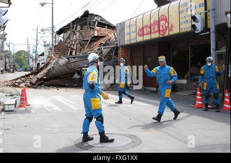 Kumamoto, Prefettura di Kumamoto nel sud-ovest del Giappone. Xvi Apr, 2016. Gli operatori di soccorso controllare la zona in Mashiki, Prefettura di Kumamoto nel sud-ovest del Giappone, 16 aprile 2016. Secondo la stampa locale, almeno 15 persone sono state uccise dopo un potente 7.3-terremoto di magnitudine agitava Prefettura di Kumamoto in Giappone sudoccidentale dell'isola di Kyushu fin da sabato. Credito: Liu Tian/Xinhua/Alamy Live News Foto Stock