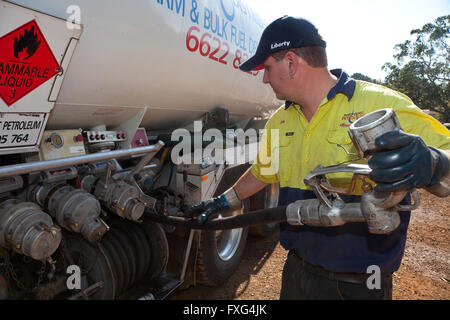 Bulk rurale la mandata di carburante dalla cisterna, Lismore, NSW, Australia Foto Stock