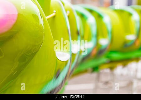 Roller Coaster con caterpillar verde-treno sagomato Foto Stock