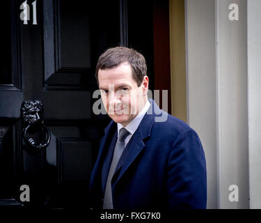 George Osborne MP, Primo Segretario di Stato, il Cancelliere dello Scacchiere lasciando il numero 11 di Downing Street. Dotato di: George Osborne MP, Primo Segretario di Stato, il Cancelliere dello scacchiere dove: Londra, Regno Unito quando: 15 Mar 2016 Foto Stock