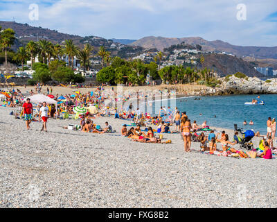 Bagnanti sulla spiaggia di ciottoli di La Herradura de Costa Tropical, Granada, Andalusia Provincia Foto Stock