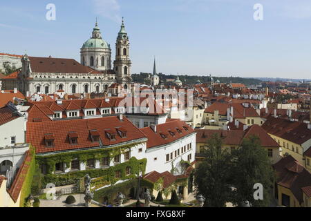 Veduta della chiesa di San Nicolaus, davanti Vrtba Garden, giardini barocchi, Sito Patrimonio Mondiale dell'UNESCO, Mala Strana di Praga Foto Stock