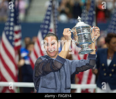 Flavia PENNETTA, ITA, tenendo il vincitore della coppa, US Open 2015, Grand Slam torneo di tennis, Flushing Meadows, New York, Stati Uniti d'America Foto Stock