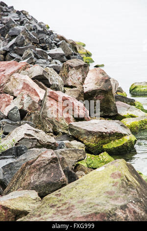 Waterfront del lago di Balaton, Ungheria. Pietre e acqua. Foto Stock