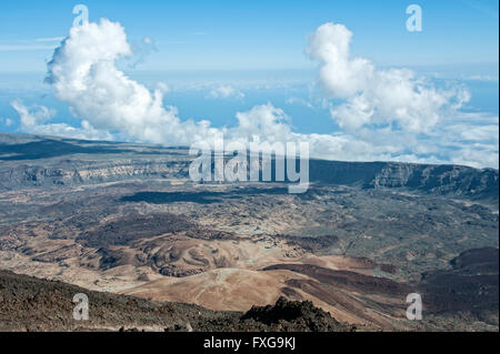 Vista dalla stazione a monte nel cratere del vulcano Teide, il Parco Nazionale del Teide, Parque Nacional de Las Canadas del Teide Foto Stock