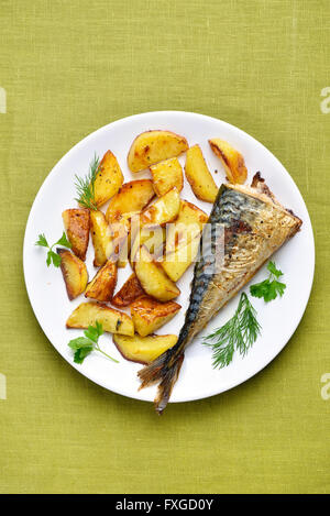 Patate arrosto cunei e sgombro pesce, vista dall'alto Foto Stock