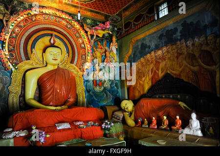 SRI LANKA, nuovo stupa buddisti costruzione sta succedendo dopo la guerra contro il LTTE tigri tamil / SRI LANKA, nach dem Sieg gegen die tamil LTTE Tiger werden in tamilischen Gebieten auffaellig viele neue buddhistische Stupa gebaut und Singhalesen angesiedelt Foto Stock