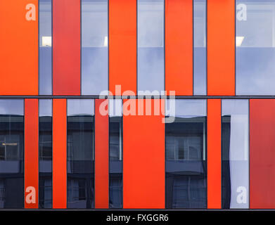 Immagine simmetrica di architettura moderna con facciate in vetro. Foto Stock
