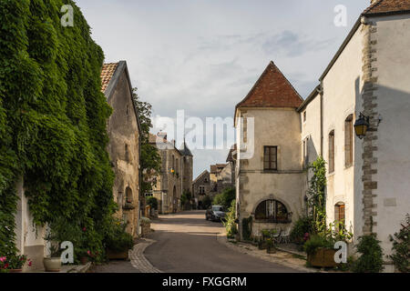 Il villaggio di Châteauneuf en Auxois, Côte d'Or, Borgogna, in Francia (elencato come uno dei più bei villaggi di Francia) Foto Stock