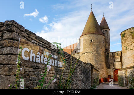 Castello medievale nel villaggio di Châteaneuf en Auxois, Côte d'Or, Borgogna, in Francia (uno dei più bei villaggi di Fran Foto Stock