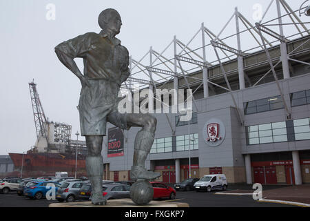 Statua di George Hardwick (1920 - 2004) al di fuori del Riverside Stadium di Middlesbrough, Inghilterra. Foto Stock