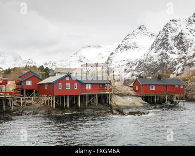 Rorbuer, rosso del pescatore, cabine in comune chiamato sulle Isole Lofoten, nel nord della Norvegia Foto Stock