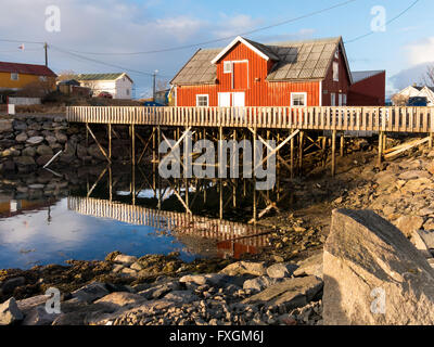 Rorbu Fisherman's cabin in Henningsvaer su Austvagoy, Isole Lofoten in Norvegia Foto Stock