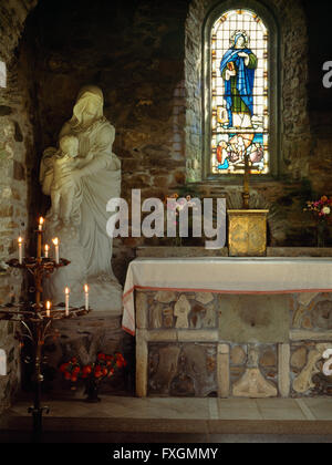 Interno del 1930 Celtic-style Cappella della Madonna e di San Non, dall'architetto David Thomas, accanto alla casa di ritiro presso il St Non, Pembrokeshire. Foto Stock