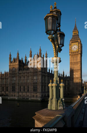 La torre di Elizabeth, noto come il Big Ben, la Casa del Parlamento, Londra, Regno Unito, da Westminster Bridge Foto Stock