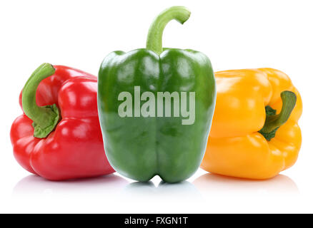 Rosso Verde Giallo organici di peperone paprica peperoni verdure paprikas isolato su uno sfondo bianco Foto Stock