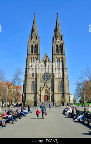 Praga, Repubblica Ceca. Namesti Miru (Piazza della pace) Chiesa di San Ludmila (ceco: Kostel svaté Ludmily) 1892: neogotica Foto Stock