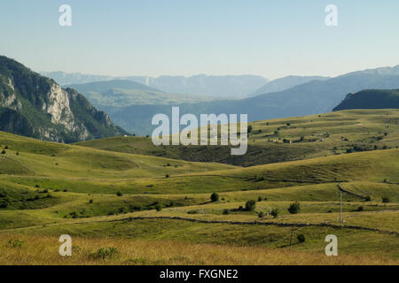 La prateria tra Čuhovići un Blace con abbandonato il villaggio di montagna Blace in background. Foto Stock