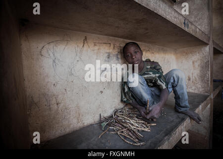 Mozambico,Africa, un povero ragazzo nel mercato della frutta. Foto Stock