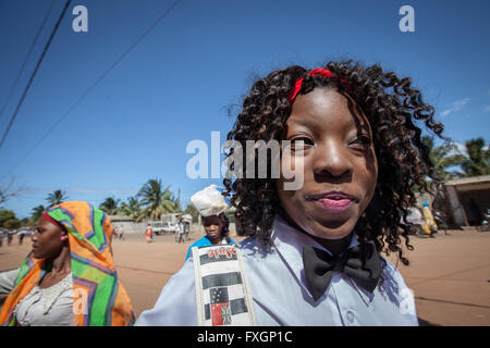 In Mozambico, il ritratto di una donna con tresses. Foto Stock