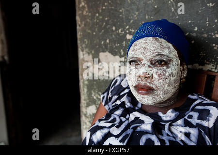 In Mozambico, il ritratto di una donna con colorati di bianco faccia. Foto Stock