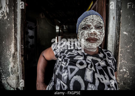 In Mozambico, il ritratto di una donna con colorati di bianco faccia. Foto Stock