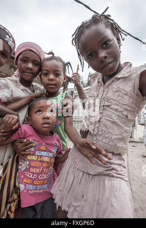 Mozambico, ragazze selfie, sorridenti e in posa. Foto Stock