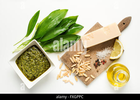 Aglio selvatico pesto ingredienti su sfondo bianco riprese aeree Foto Stock