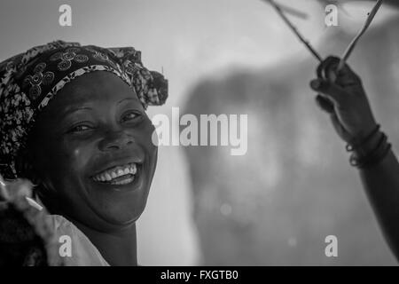 In Mozambico, l'Africa,un ritratto di un sorridente pelle abbronzata donna in B&W, bianco e nero. Foto Stock