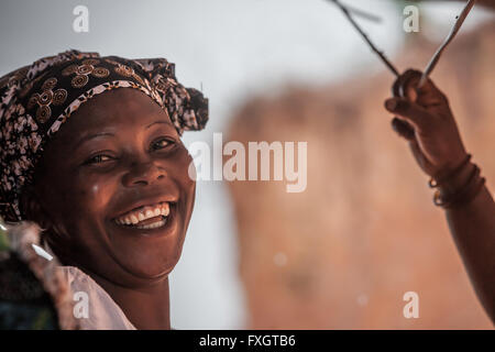 In Mozambico, l'Africa,un ritratto di un sorridente pelle abbronzata donna. Foto Stock