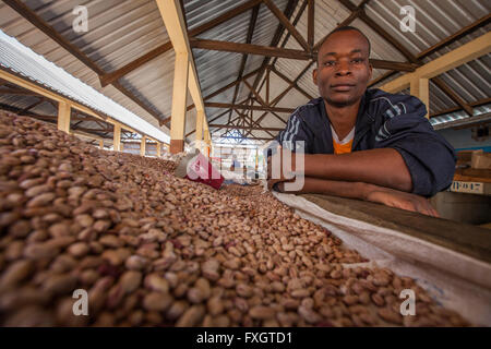 Mozambico, Africa, un uomo fagioli di vendita presso il mercato nella città. Foto Stock