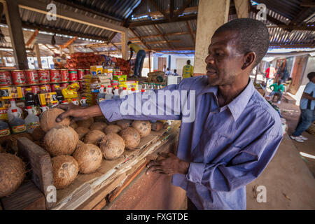 Mozambico, Africa, un uomo vendere verdure al mercato nella città. Foto Stock