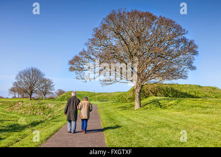 Coppia senior a piedi i bastioni a Berwick-upon-Tweed su un luminoso giorno di primavera, Northumberland, England, Regno Unito Foto Stock