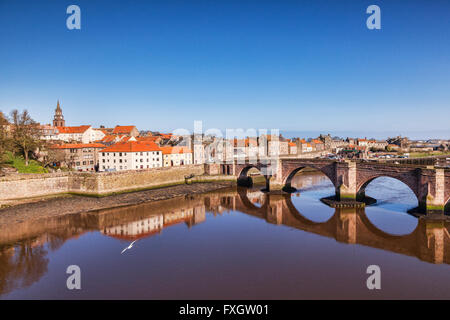 Berwick-upon-Tweed e Berwick Ponte Vecchio, Northumberland, England, Regno Unito Foto Stock