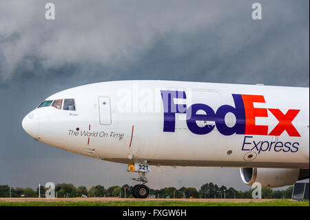 FedEx Express getto contro uno sfondo di meteo in arrivo all Aeroporto Internazionale di Memphis, la consegna leader globale di mozzo. Foto Stock