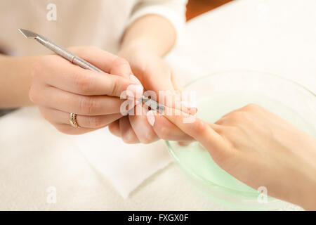 Rimozione Manicurist cuticola per unghie Foto Stock