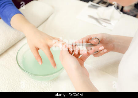 Donna in manicure ricevendo una manicure Foto Stock