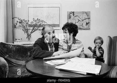 Deutsche Sängerin und Schauspielerin Monika Dahlberg unterwegs mit tipo und Hund, Deutschland 1960er Jahre. Il tedesco cantante e attrice Monika Dahlberg sul modo con il bambino e il cane, Germania 1960s. 24x36swNeg477 Foto Stock