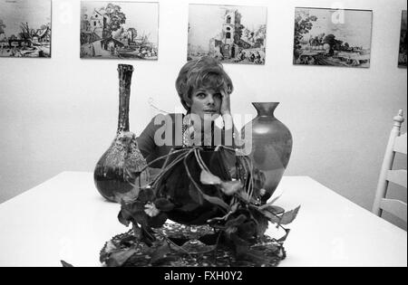 Deutsche Schauspielerin Grit Boettcher Wohnzimmer im, Deutschland 1960er Jahre. Attrice tedesca Grit Boettcher nel soggiorno, Germania 1960s. 24x36swNeg478 Foto Stock