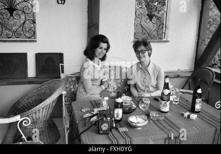 Deutsche Schauspielerin, Ärztin und Autorin Marianne Koch, Deutschland 1970er Jahre. Attrice tedesca, medico e autore Marianne Koch, Germania degli anni settanta. 24x36swNeg479 Foto Stock