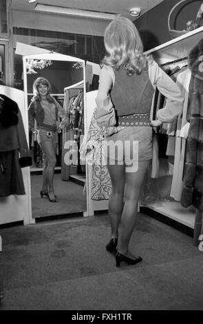 Österreichische Schauspielerin Monika Strauch, Deutschland 1970er Jahre. Attrice austriaca Monika Strauch, Germania degli anni settanta. 24x36swNeg523 Foto Stock